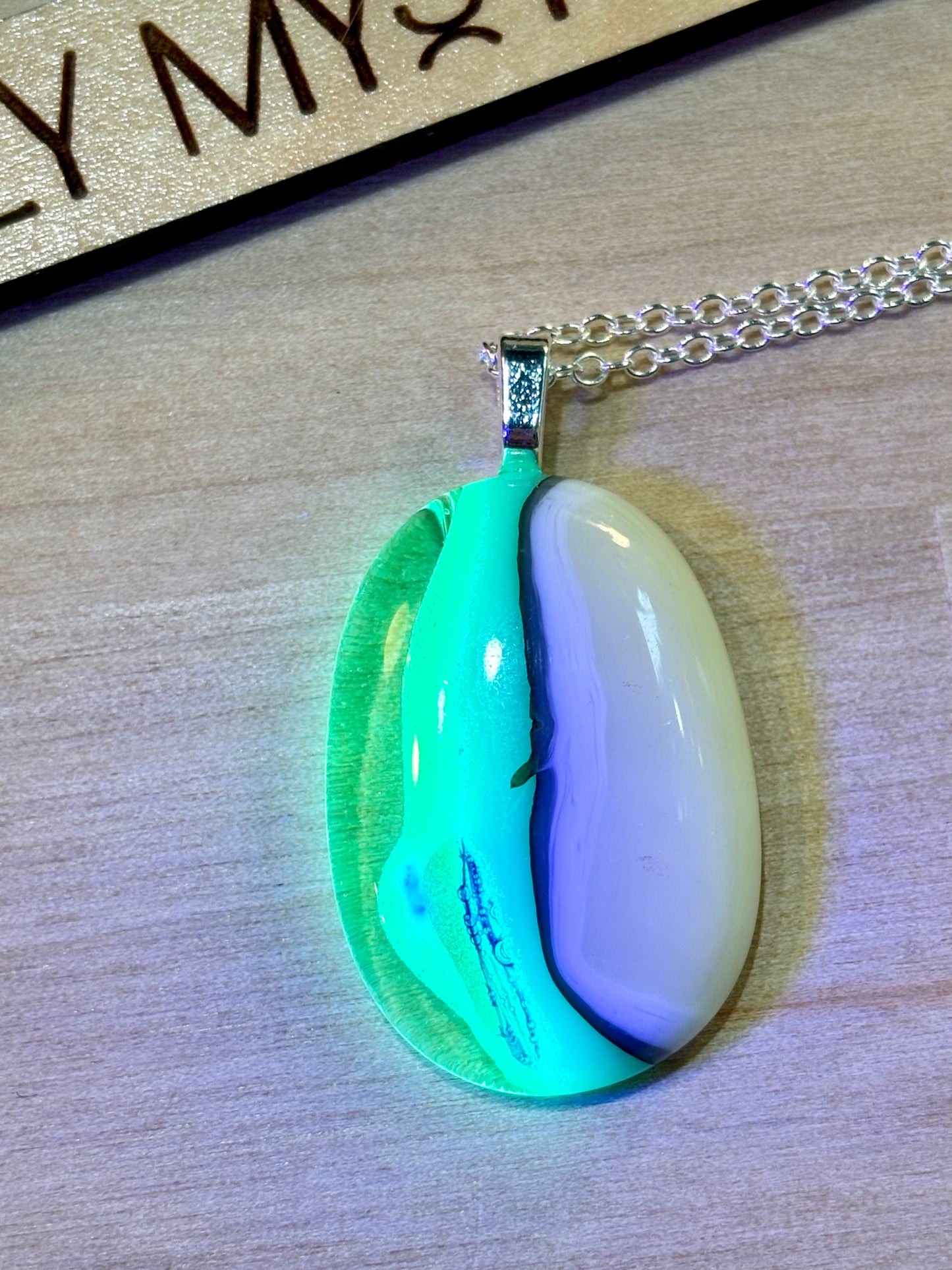 Glass pendant necklace
