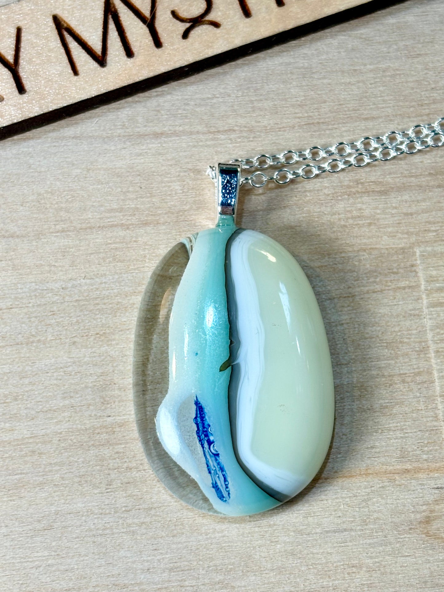 Glass pendant necklace